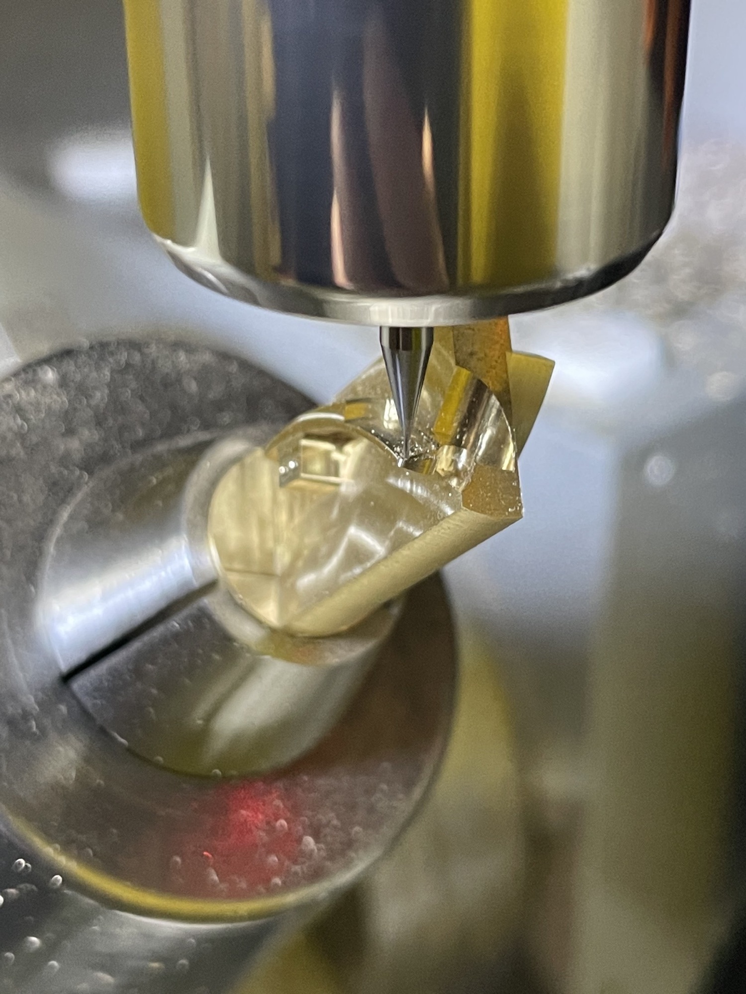 Travail de précision sur un composant en or